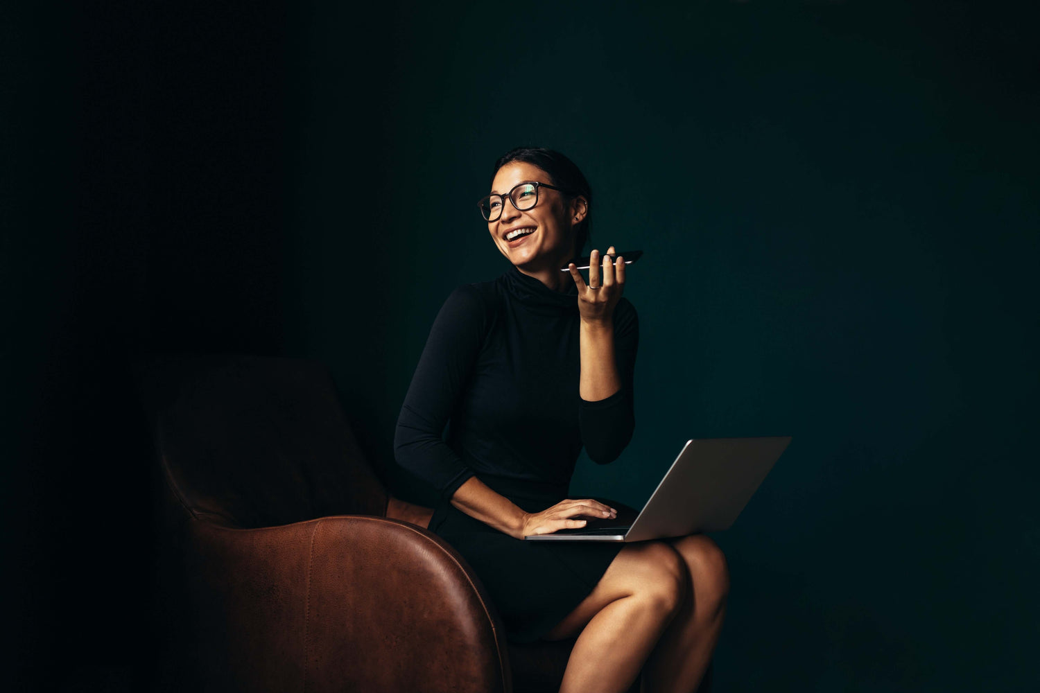 Femme utilisant un ordinateur portable tout en appelant la hotline pour de la maintenance informatique illimitée